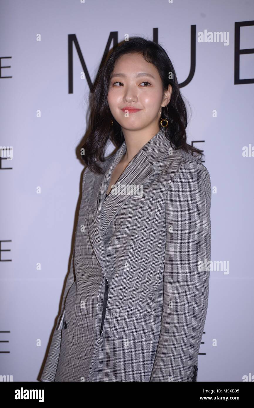 Seoul, Korea. 28th Mar, 2018. Lee Yeon-hee and Kim Go-eun attend the MUE photo wall activity in Seoul, Korea on 28th March, 2018.(China and Korea Rights Out) Credit: TopPhoto/Alamy Live News Stock Photo