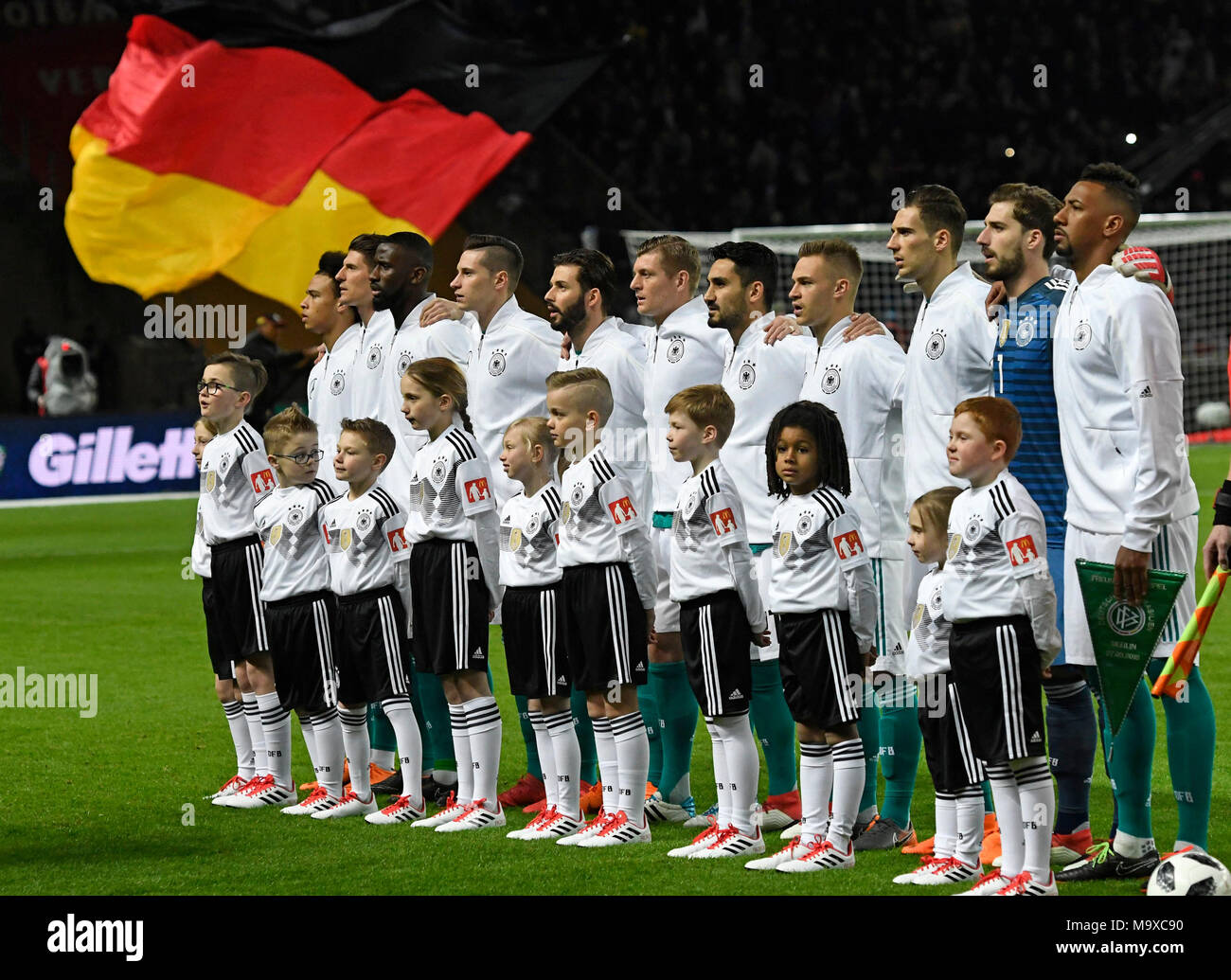 Die Deutsche Nationalmannschaft beim Singen der Hymne ...