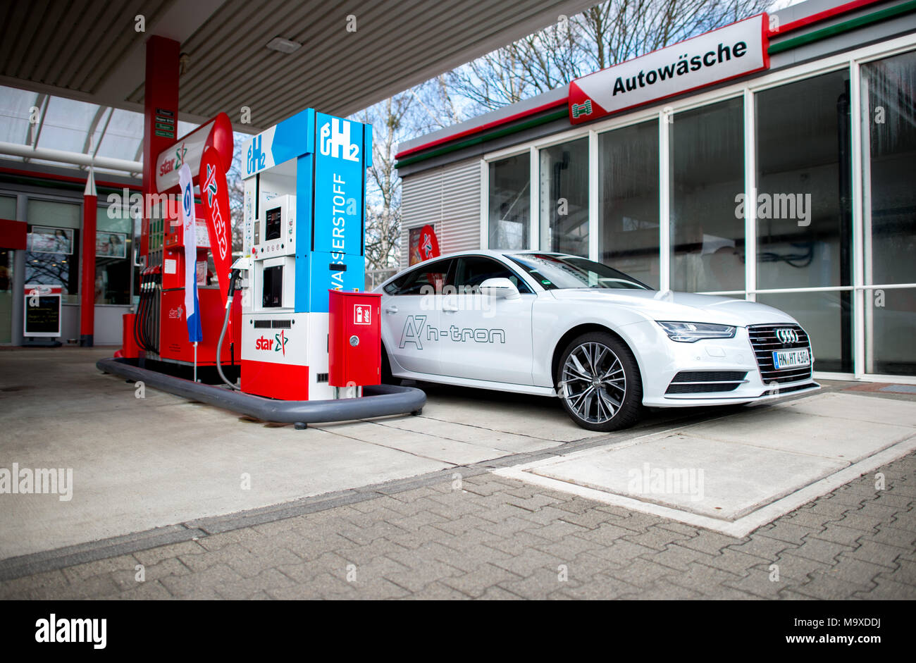 27 March 2018, Germany, Wolfsburg: A hydrogen-powered car parked at the first hydrogen charging station in Lower Saxony. The Lower Saxon Transport Minister Althusmann (CDU) inaugurated the gas pump in the afternoon. The gas station is one of 50 stations to be built across Germany with support from the Federal Ministry of Transportation and Digital Infrastructur Photo: Hauke-Christian Dittrich/dpa Stock Photo