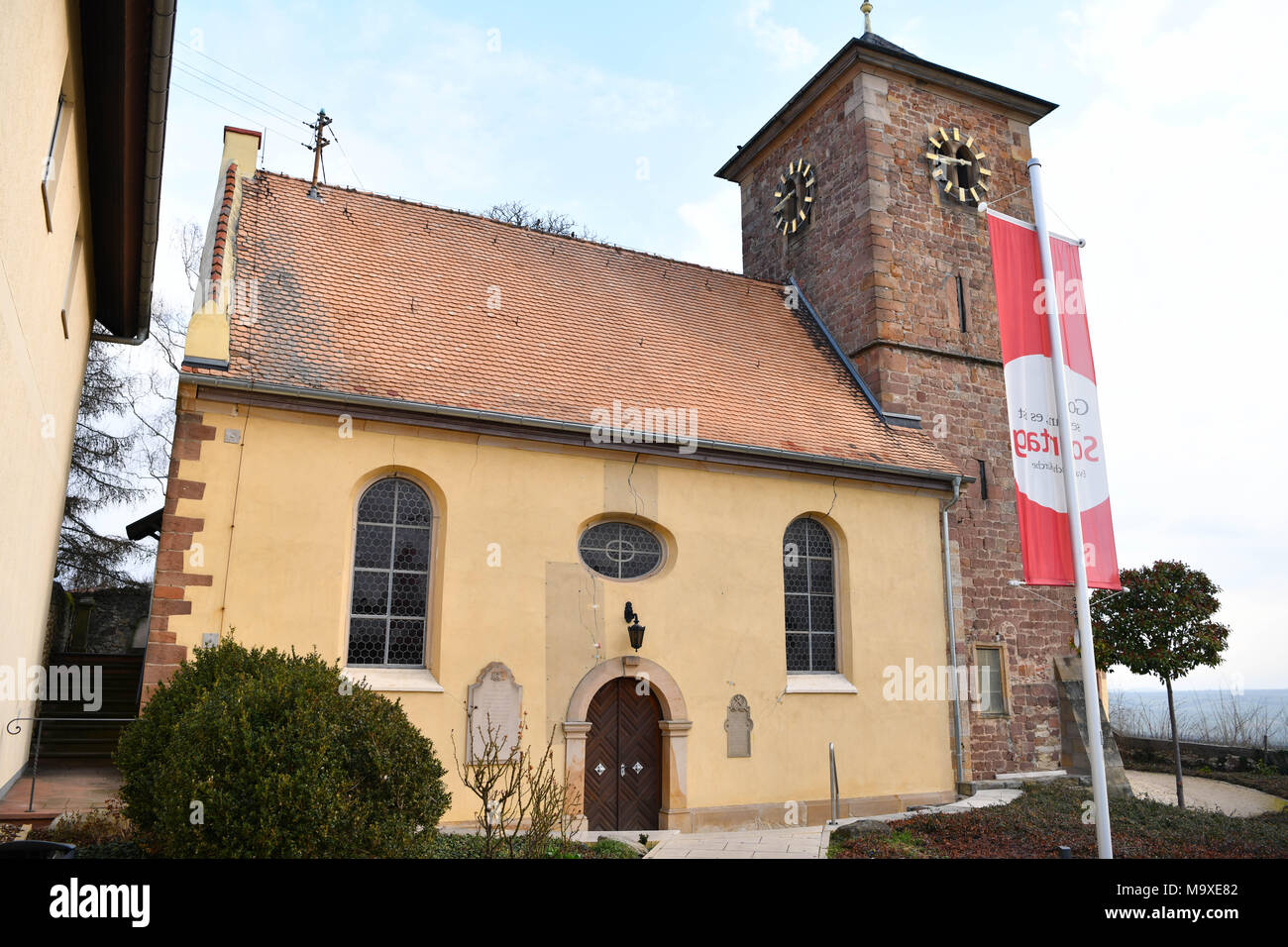 27 March 2018, Germany, Herxheim am Berg: Picture of the evangelical Jakobskirche church. Photo: Uwe Anspach/dpa Stock Photo