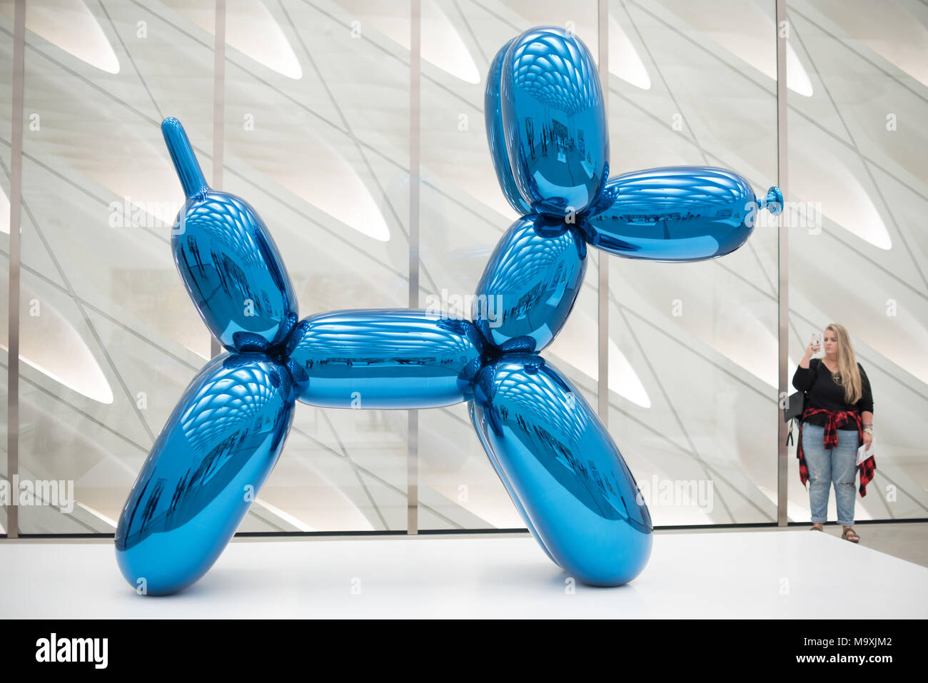 Balloon Dog Louis Vuitton X Jeff Koons - the Masters Collection Editorial  Photography - Image of store, display: 122742757