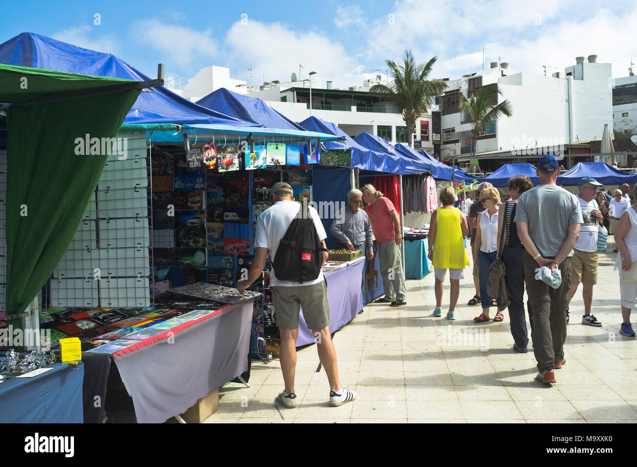 dh puerto del carmen market PUERTO DEL CARMEN LANZAROTE Tourists at Old  town harbour market stalls Stock Photo - Alamy