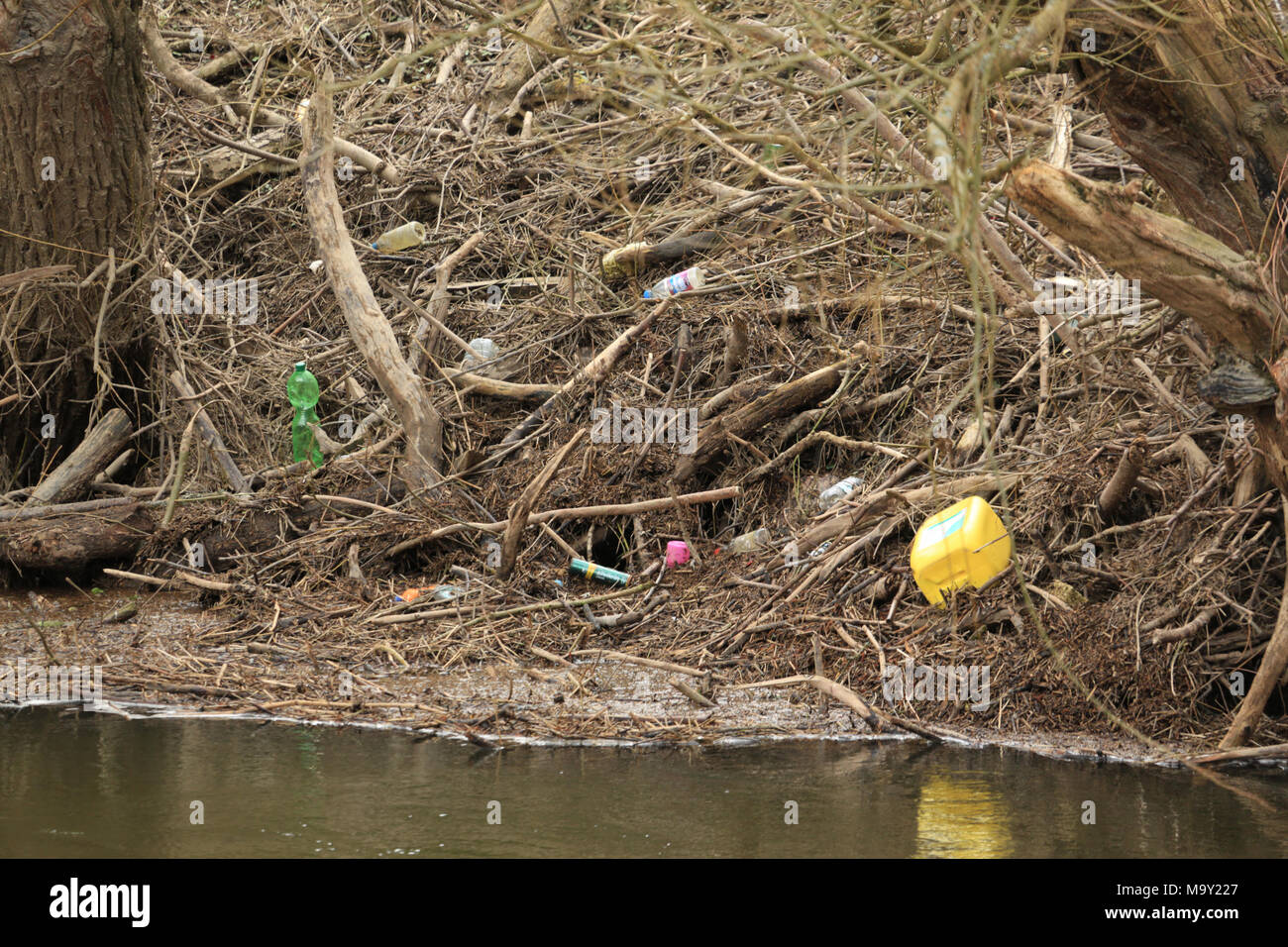 Plastic and other waste on the banks of the river Severn near Bewdley, Worcestershire, uk. Stock Photo