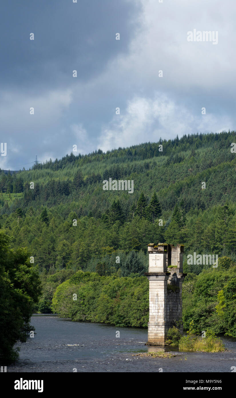 Invergarry and Fort Augustus old Railway pier in River Oich, Fort Augustus Stock Photo