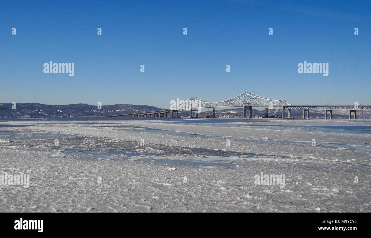 Frozen Hudson River, Tappan Zee Bridge in Tarrytown, New York Stock