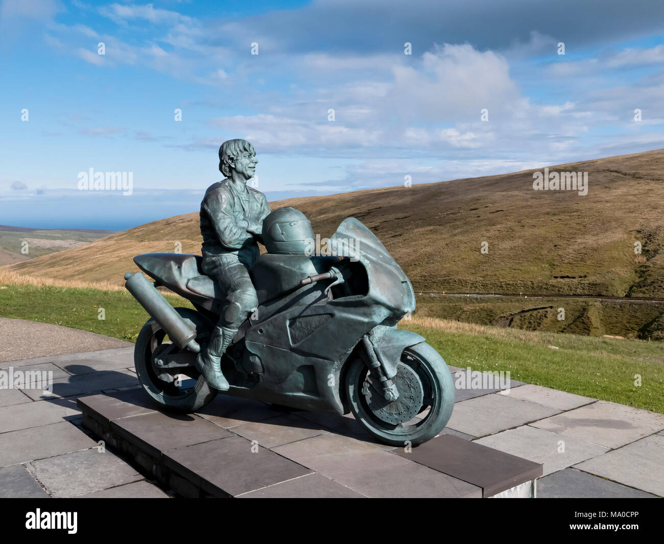 RS 8048  Joey Dunlop Statue at Bungalow on TT Circuit, Isle of Man, UK Stock Photo