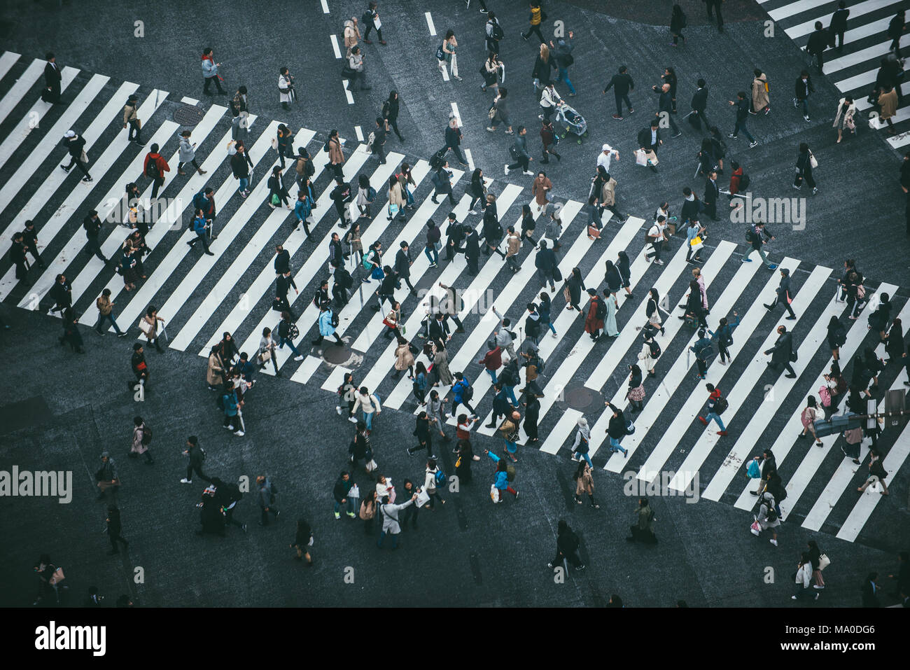 Mass of people crossing the street in Tokyo Stock Photo