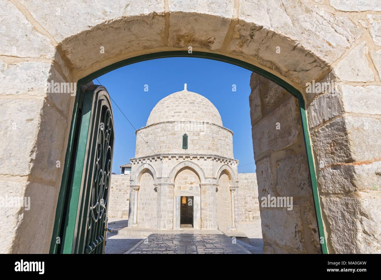 Место вознесения господня в иерусалиме стопочка. Храм вознесения в иерусалиме. Вознесение господня в иерусалиме. Храм вознесения в иерусалиме. Елеонская гора место вознесения господня.