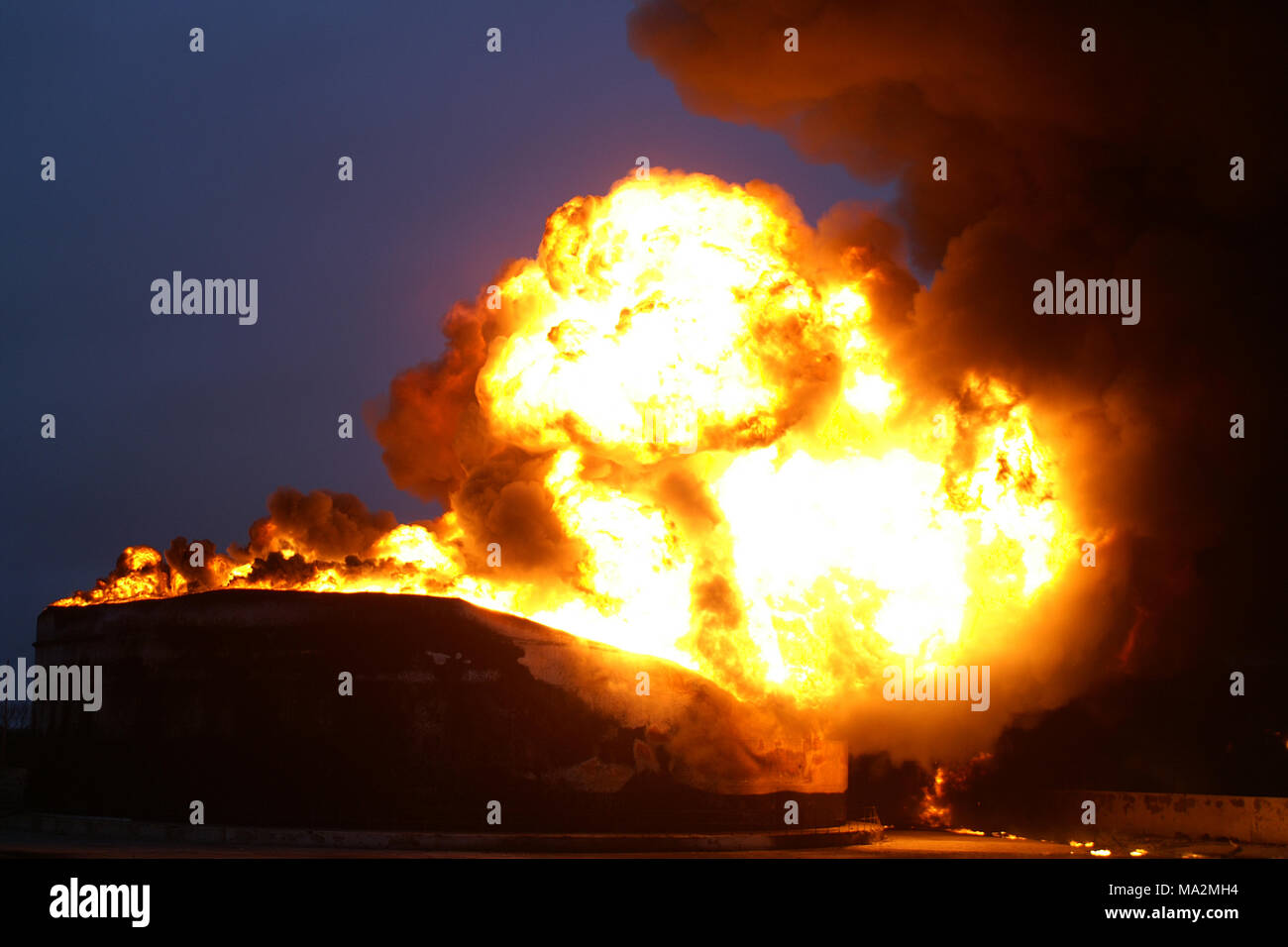 Buncefield fire 2005 Stock Photo Alamy