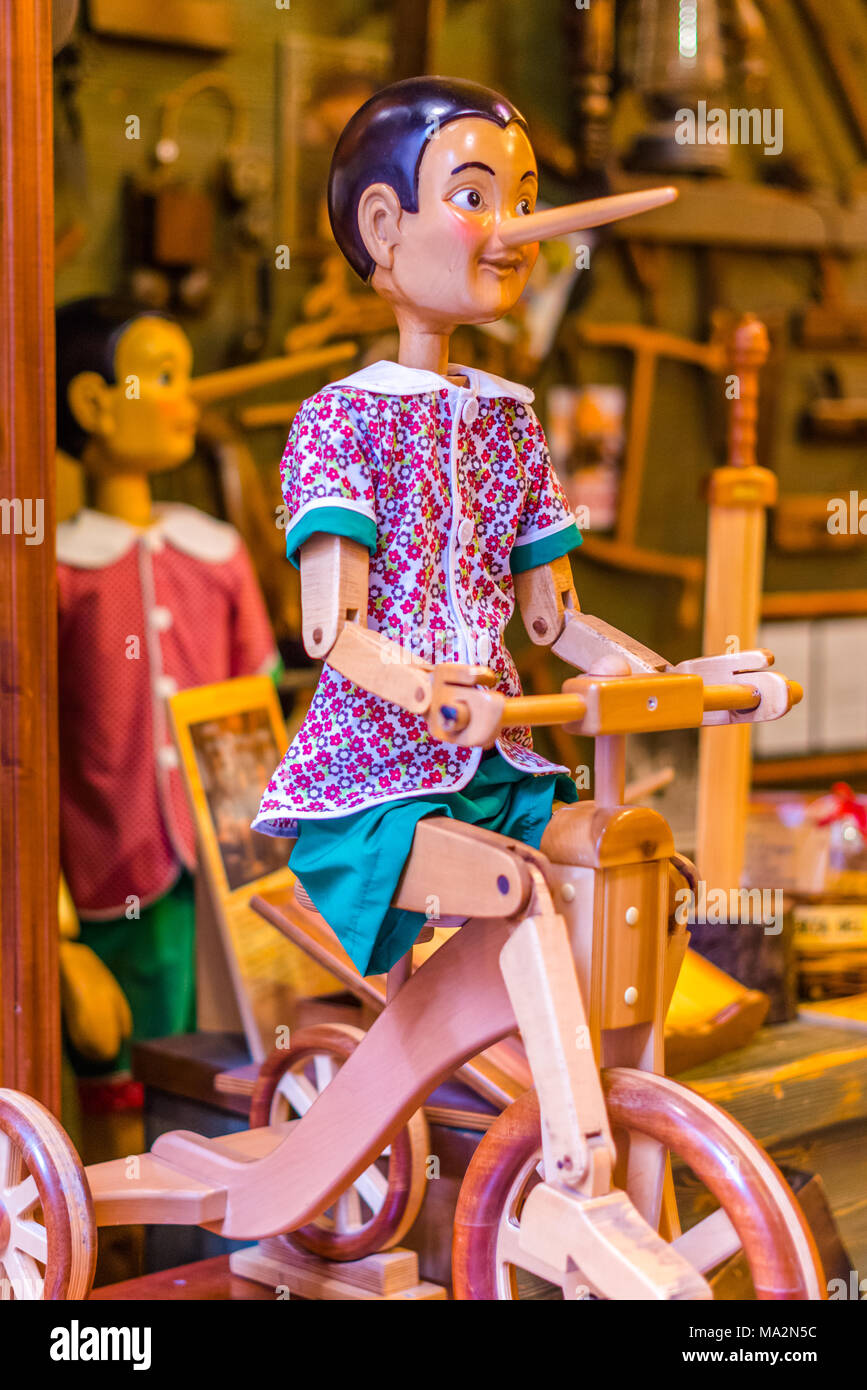 Bartolucci traditional toy shop with wooden Pinocchio dolls on Via dei  Pastini, Rome, Lazio, Italy Stock Photo - Alamy