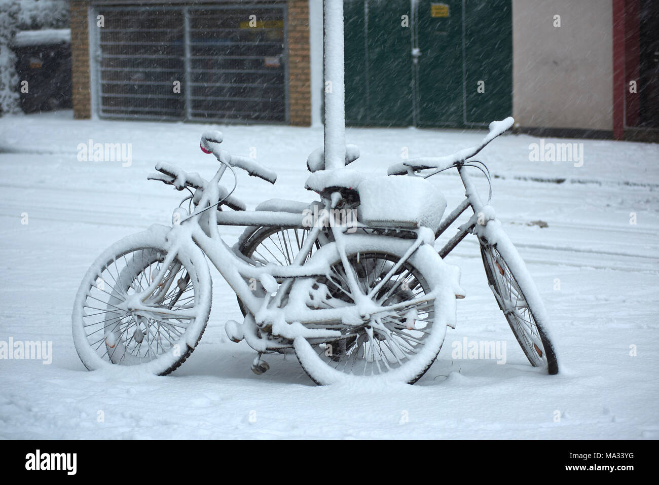 Eingeschneite Fahrräder Stock Photo