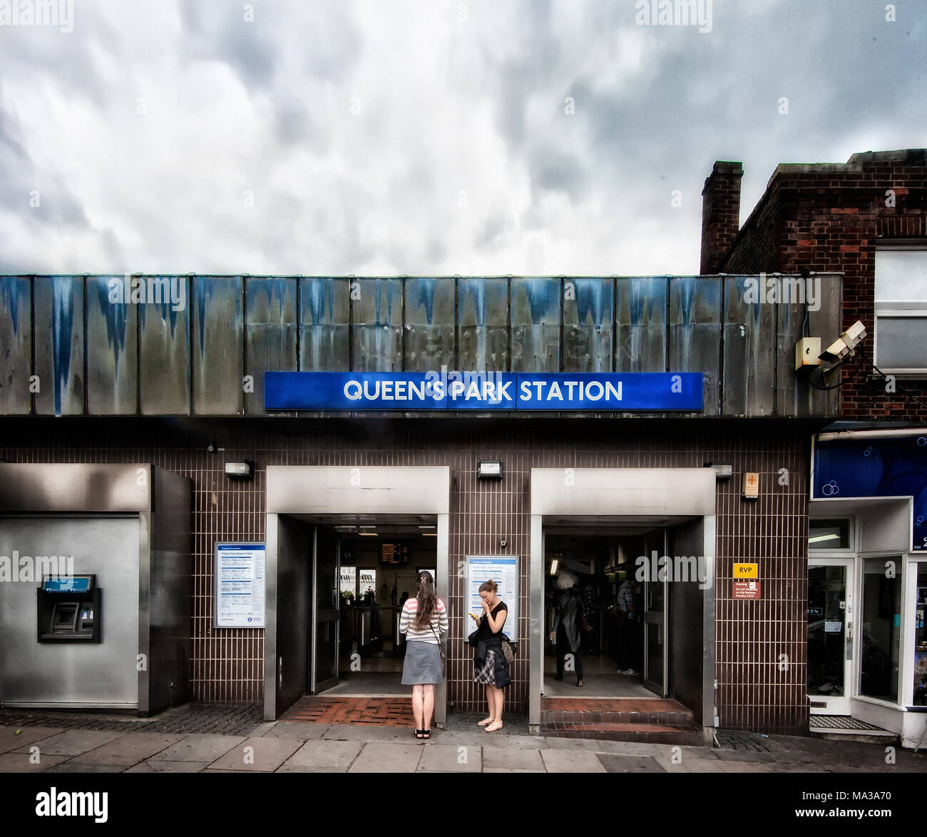 Queens park tube station hi-res stock photography and images - Alamy