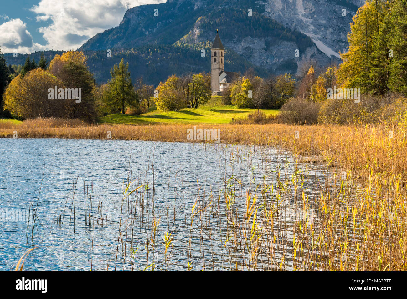 Favogna / Unterfennberg, Magrè / Margreid, province of Bolzano, South Tyrol, Italy, Europe. The lake Favogna and the church 'Mary Help of Christians' Stock Photo