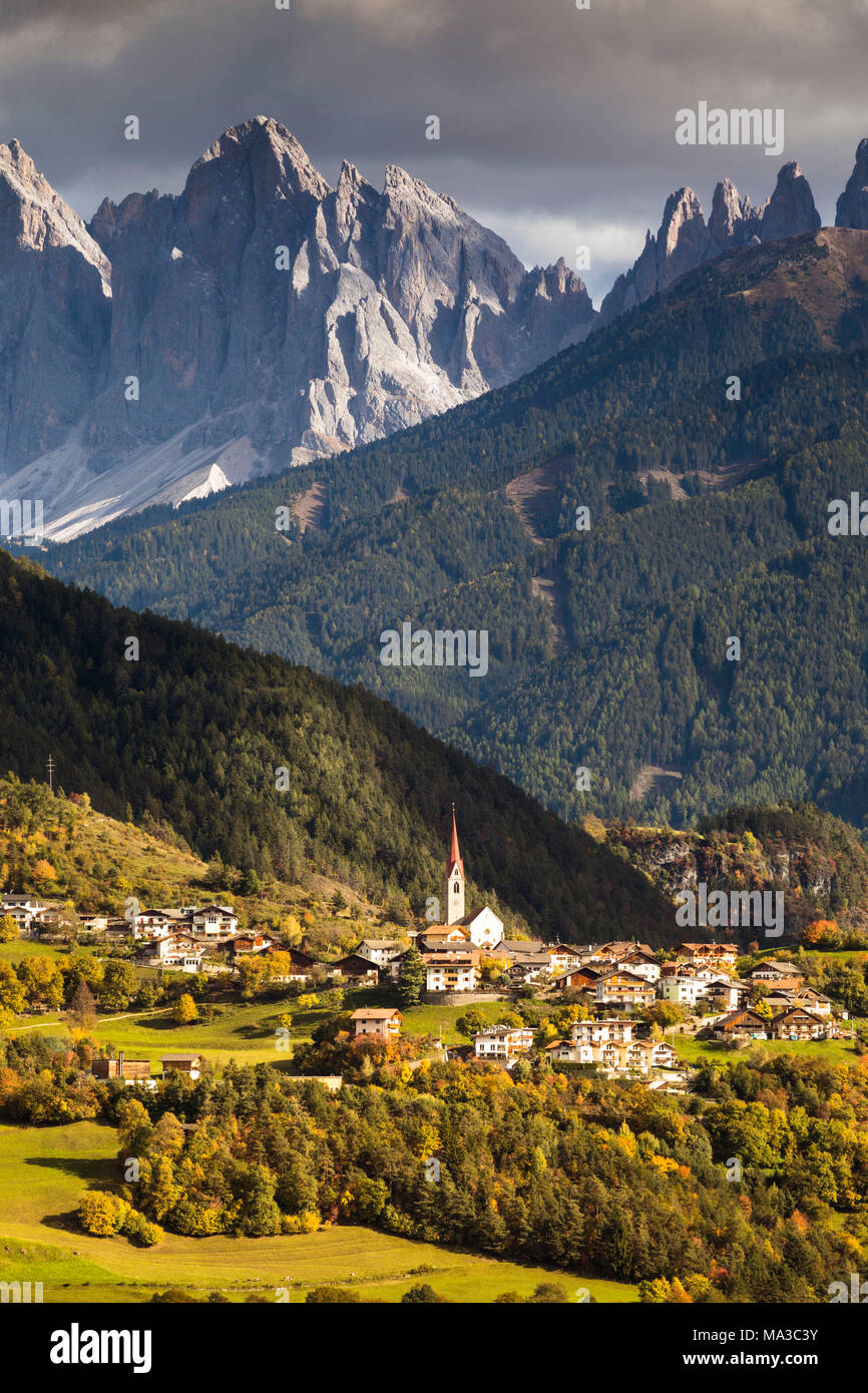 an autumnal view of Teis, a small village in Villnössertal with the Geisler Group in the background, Bolzano province, South Tyrol, Trentino Alto Adige, Italy Stock Photo