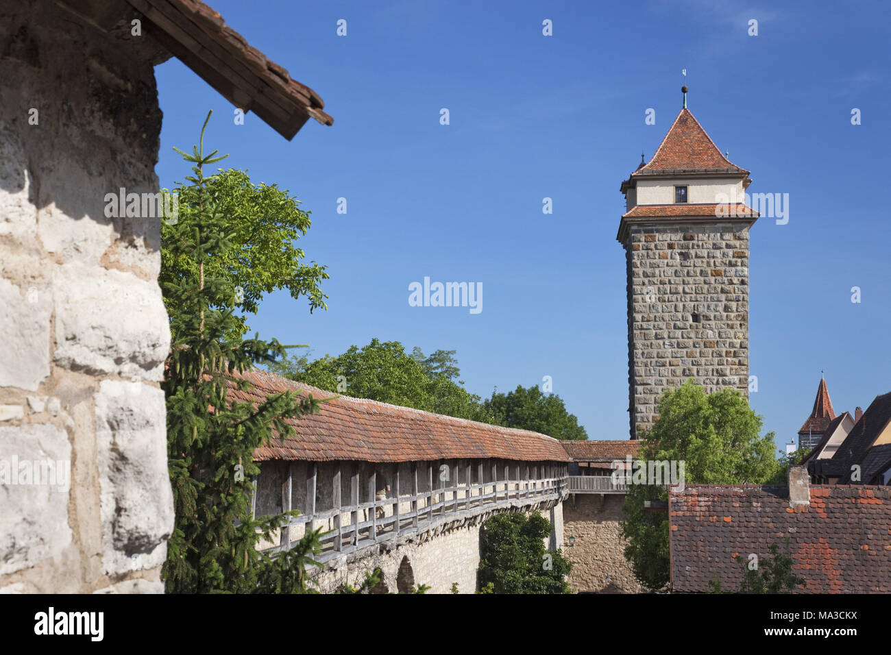 city-wall-with-gallow-gate-rothenburg-ob-der-tauber-central-franconia-franconia-bavaria-south-germany-germany-MA3CKX.jpg