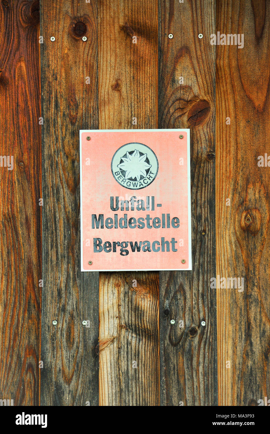 Sign 'Bergwacht Unfallmeldestelle' (Mountain rescue accident reporting) near the 'Felsengärten von Hessigheim' (Hessigheim climbing rocks) Stock Photo