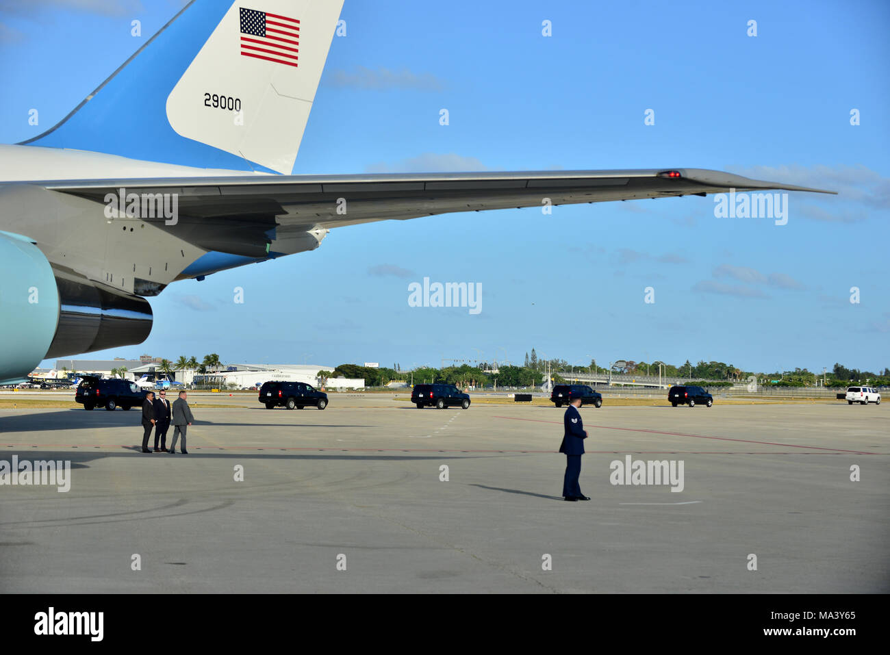 President trump exiting air force one hi res stock photography and images Alamy