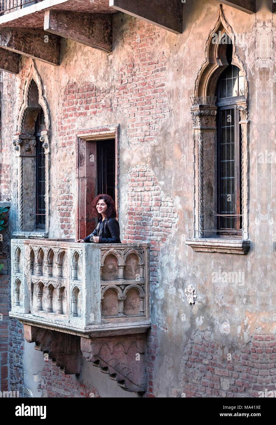 Juliet's balcony in the courtyard of Casa di Giulietta, Via Capello 23,  Verona, Veneto, Italy Stock Photo - Alamy