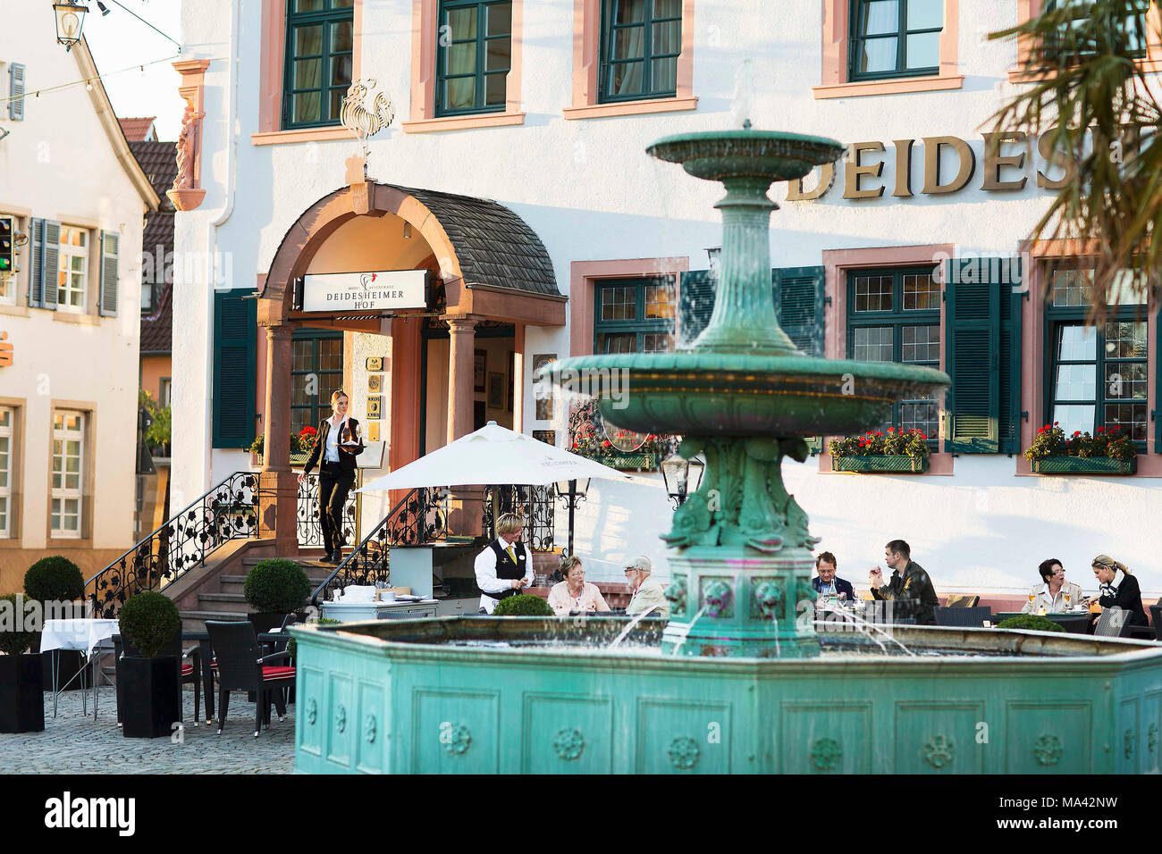 A square with a fountain and the Deidesheimer Hof Hotel in Deidesheim (in the Palatinate region of Germany) Stock Photo