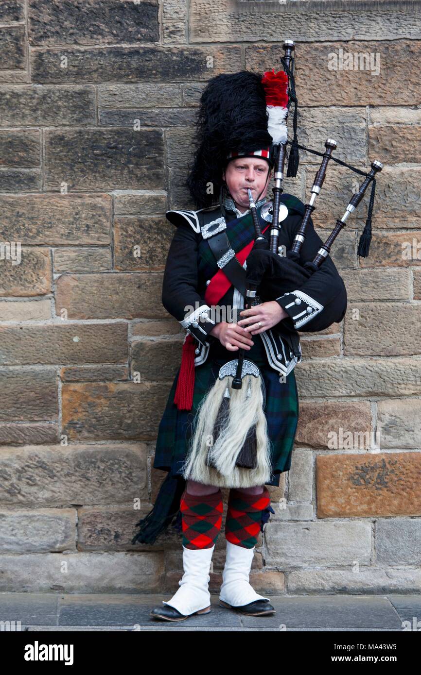 A bagpipe player in the Old Town of Edinburgh, Scotland Stock Photo - Alamy