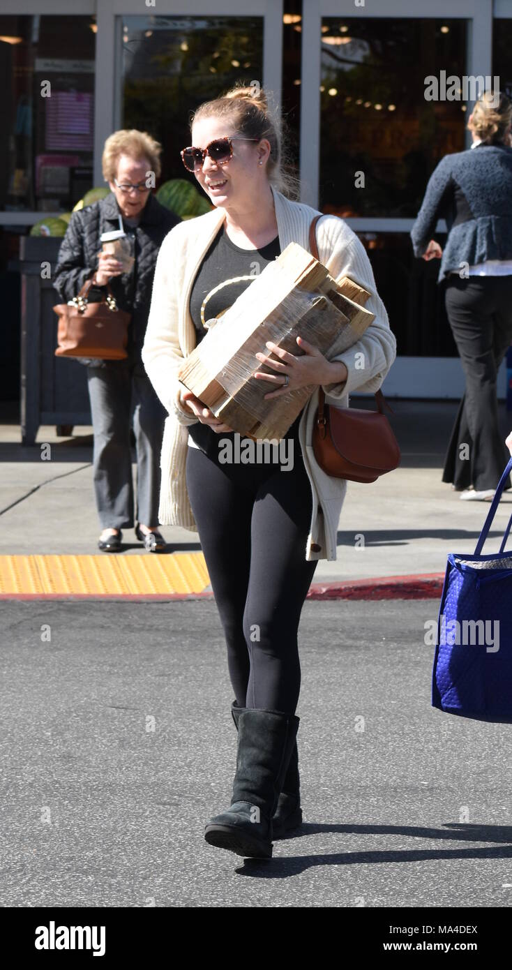 Pregnant Amy Adams tries to hide her baby bump while out shopping with(00)