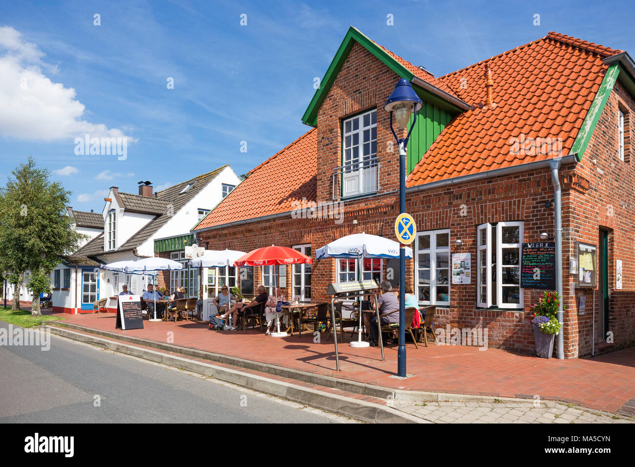 Street Am Hafen, Restaurant 'Dat Havenhuus', Fedderwardersiel, Butjadingen, municipality in the administrative district of Wesermarsch, Stock Photo