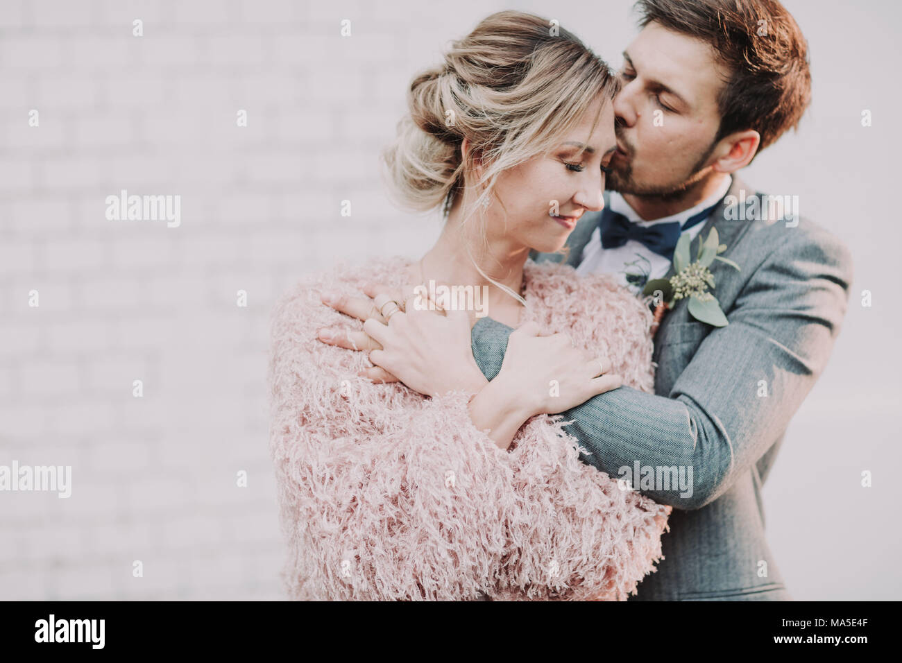 Couple hug portrait woman hi-res stock photography and images - Alamy