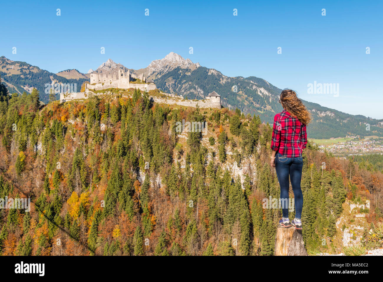 Reutte, Tyrol, Austria, Europe. Ehrenberg Castle and the Highline 179, the world's longest pedestrian suspension bridge. A young woman admiring the view Stock Photo