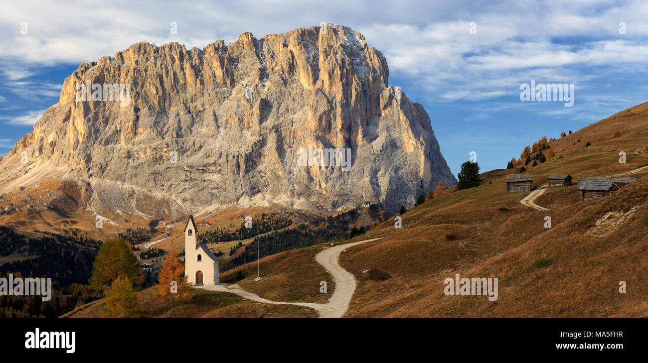 Cappella di San Maurizio at Passo Gardena / Grödner Joch in autumn with Sassolungo / Langkiofel in the background, Selva di Val Gardena, Corvara in Val Badia, Province of Bolzano, Trentino Alto-Adige, Italy Stock Photo