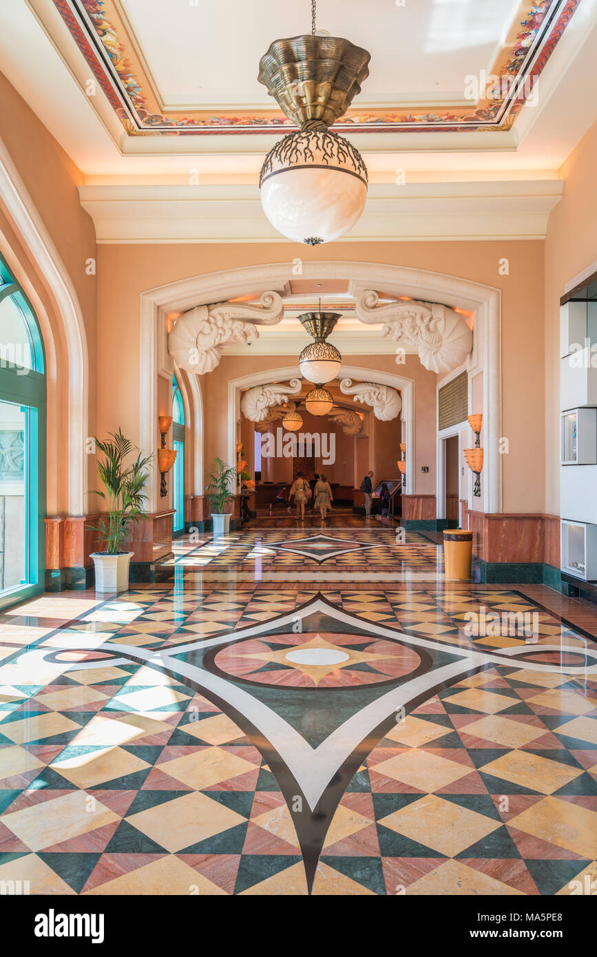 Interior decor of the Atlantis Palm Resort on The Jumeirah Palm in ...