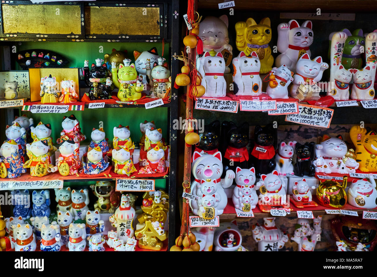 Japon, île de Honshu, région de Kansaï, Kyoto, vieux quartier de  Sannenzaka, boutique de souvenirs dédiés aux chats // Japan, Honshu island,  Kansai re Stock Photo - Alamy