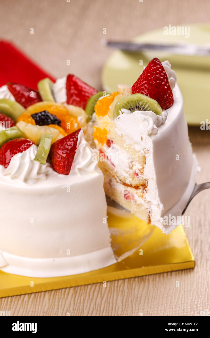 Fruit topped cake hi-res stock photography and images - Alamy