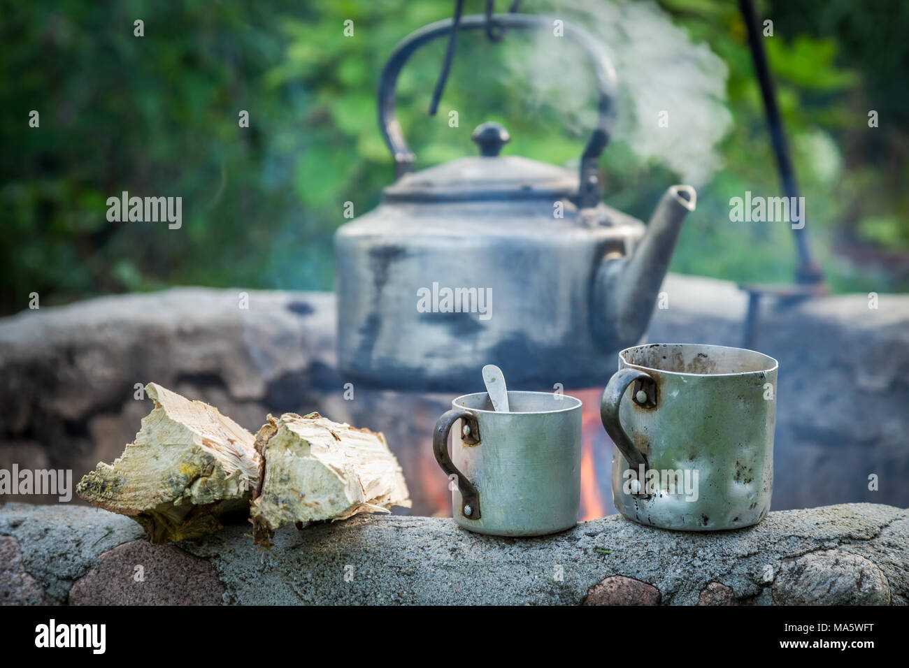 https://c8.alamy.com/comp/MA5WFT/coffee-with-kettle-on-campfire-in-summer-MA5WFT.jpg