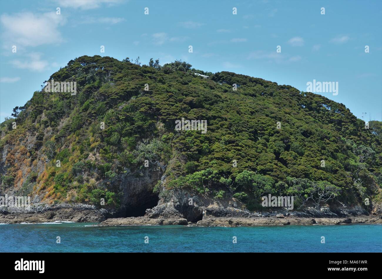 Vegetated Rocks Pretty ocean scenery hi-res stock photography and images - Alamy