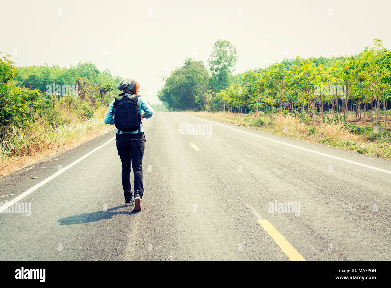 Девушка на дороге. Одинокий человек на дороге. Человек на дороге. Девушка на дороге. По дороге он даже.