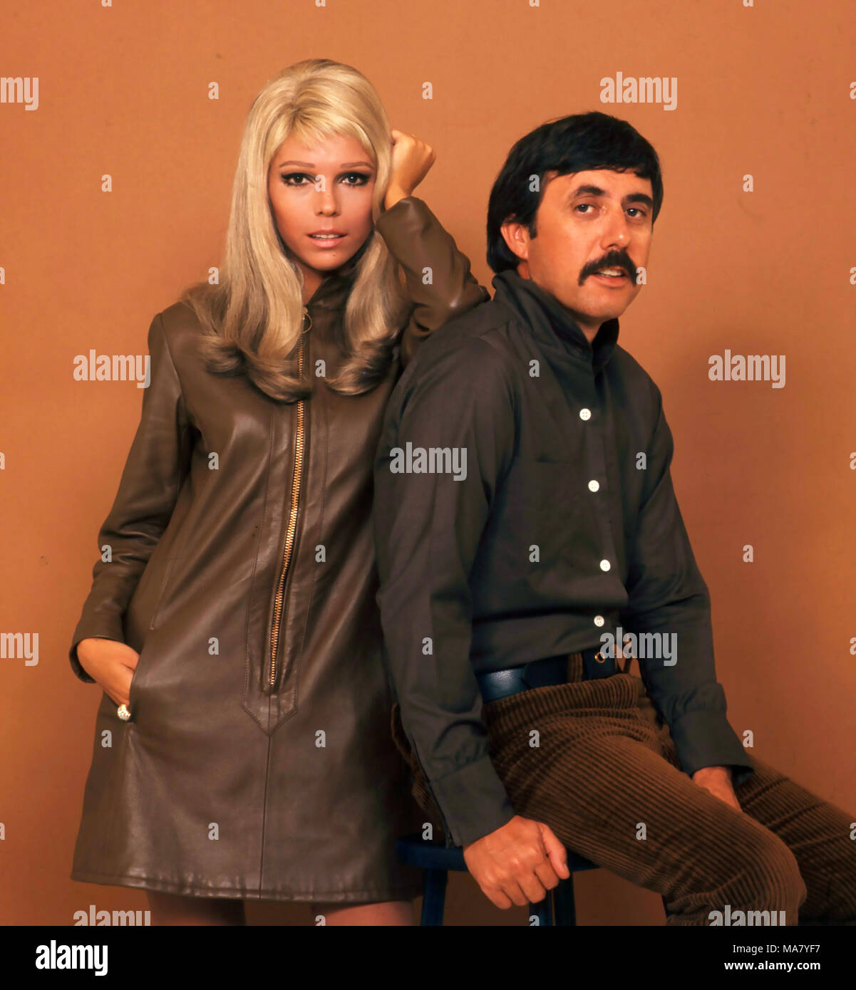 LEE HAZELWOOD (1929-2007) American singer and record producer with Nancy Sinatra in 1968 Stock Photo