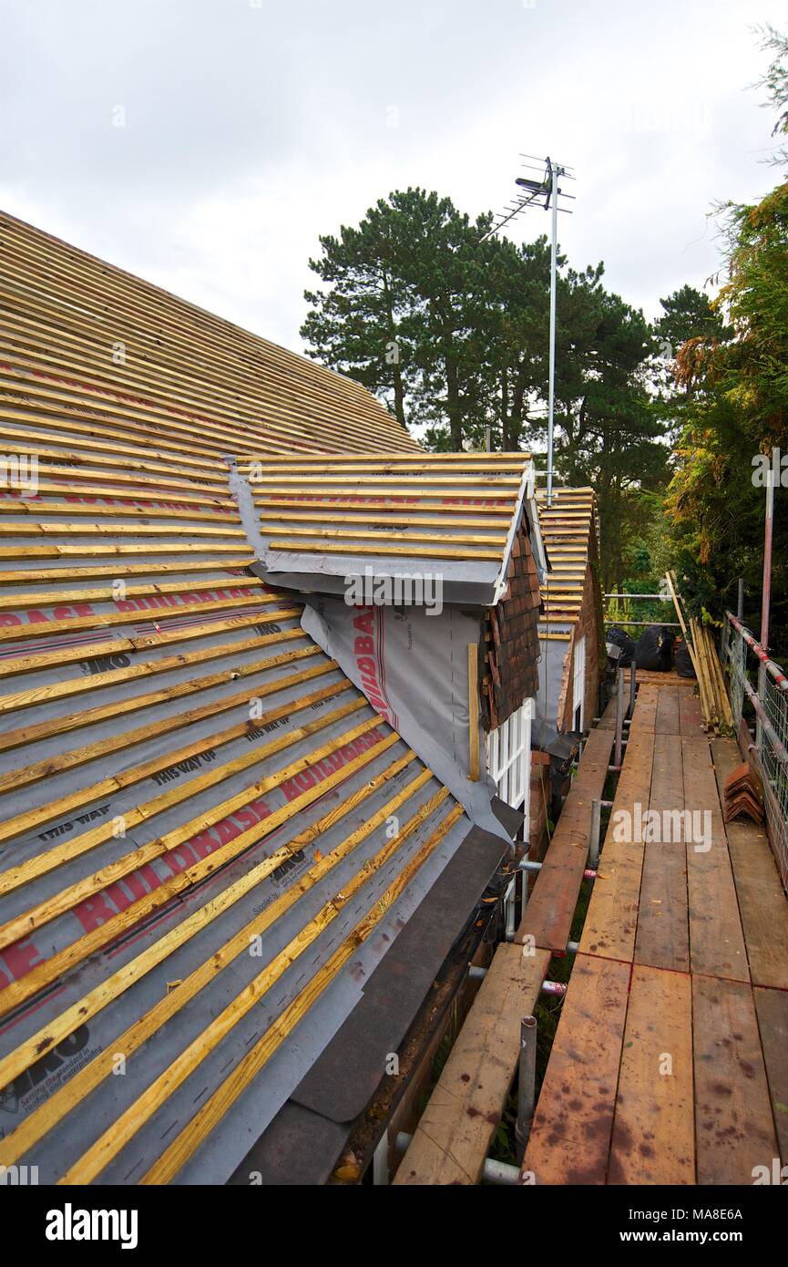 Eaves end roof tiles hires stock photography and images Alamy