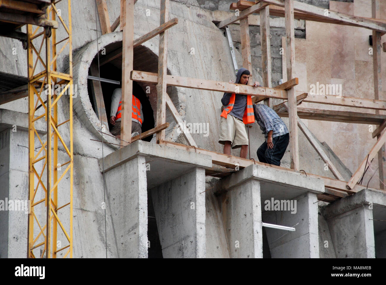 Building under construction at the centre of the Europe Square in