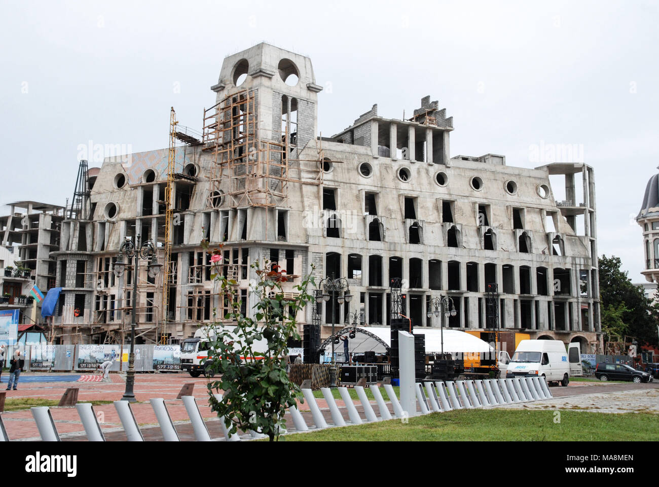 Building under construction at the centre of the Europe Square in