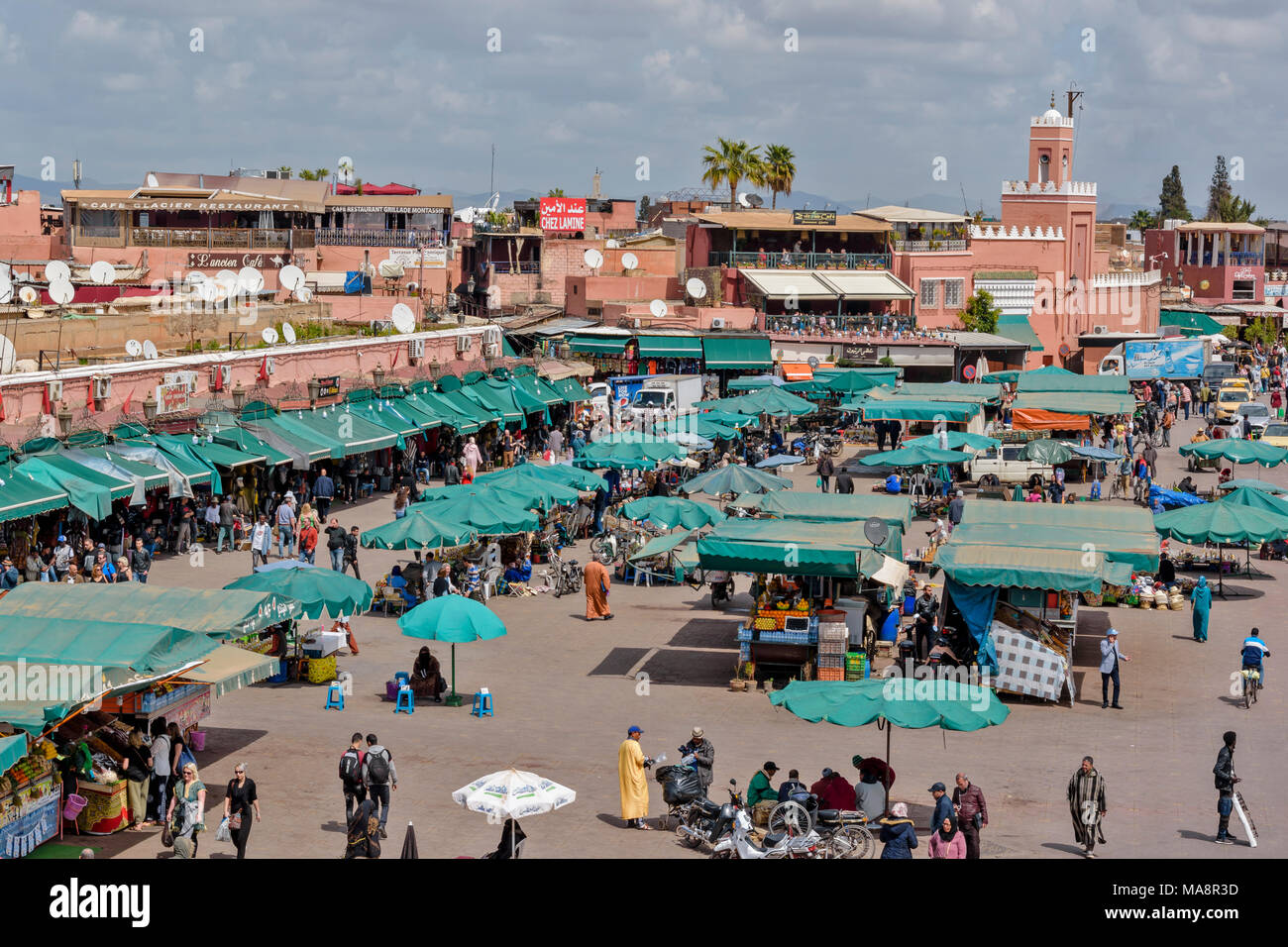 MOROCCO MARRAKECH  PLACE JEMAA EL FNA STALLS ENTERTAINERS SHOPS RESTAURANTS TOURISTS PART ONE Stock Photo