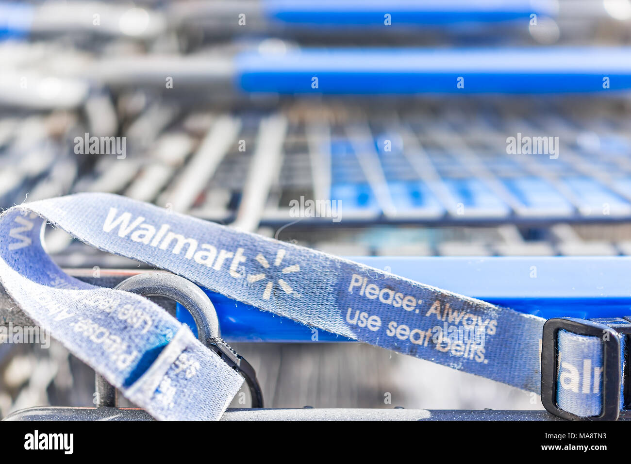 Close up di blu salvadanaio su sfondo piccolo giocattolo carrello. Nozione  di viaggio di shopping Foto stock - Alamy