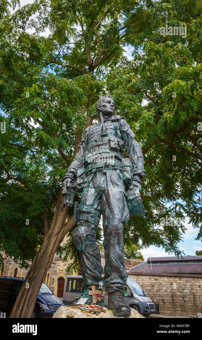 Statue of an Irish Guardsman in combat dress with plaque dedicated to Irish Guardsmen, motto 'quis separabit', Windsor, Berkshire, UK Stock Photo