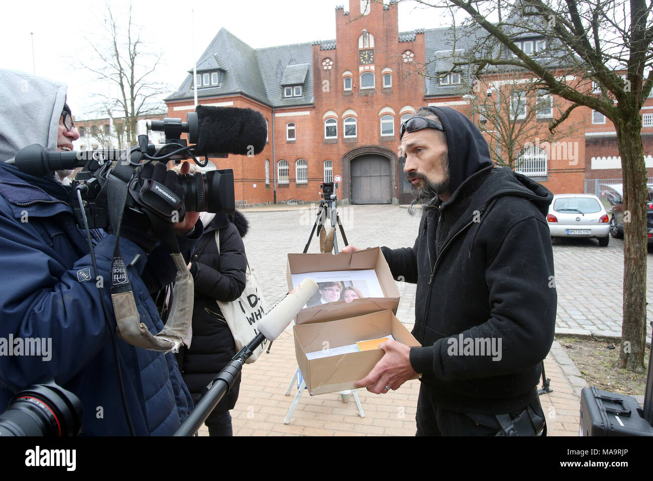Neumuenster, Germany, 31 March 2018.Activist Gerdson Hengist standing with a 'care package' in front of the correctional facility in Neumuenster, where Catalonia's former president Carles Puigdemont is currently in custody since 25 March. The attempt to deliver the package, containing newspaper articles and solidarity messages, failed. Photo: Bodo Marks/dpa Stock Photo