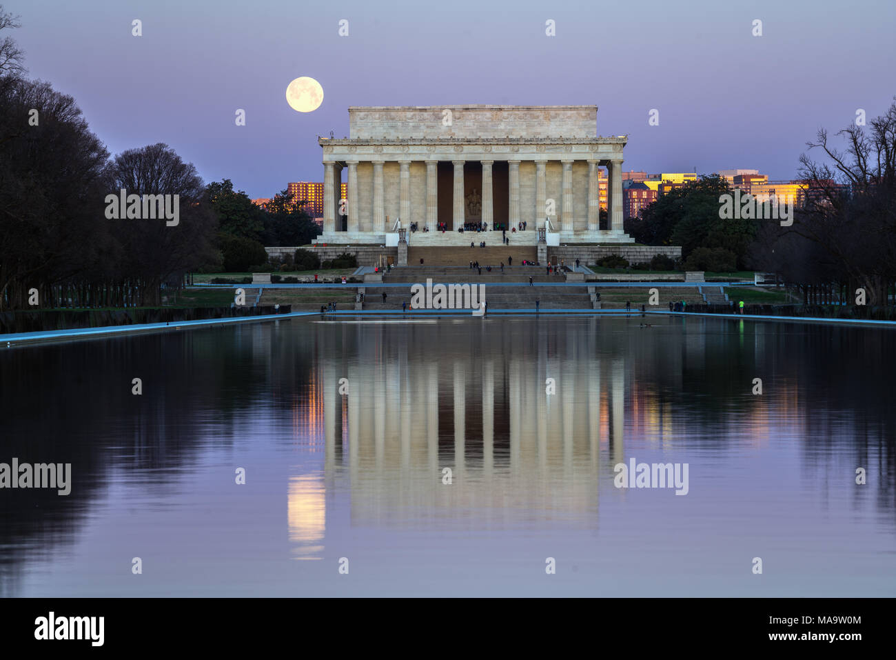Washington DC, USA, 31 Mar 2018. Full Blue Moon setting next to the Lincoln Memorial. Credit: Xavier Ascanio/Alamy Live NewsWashington DC, USA, 31 Mar 2018. Credit: Xavier Ascanio/Alamy Live News Stock Photo