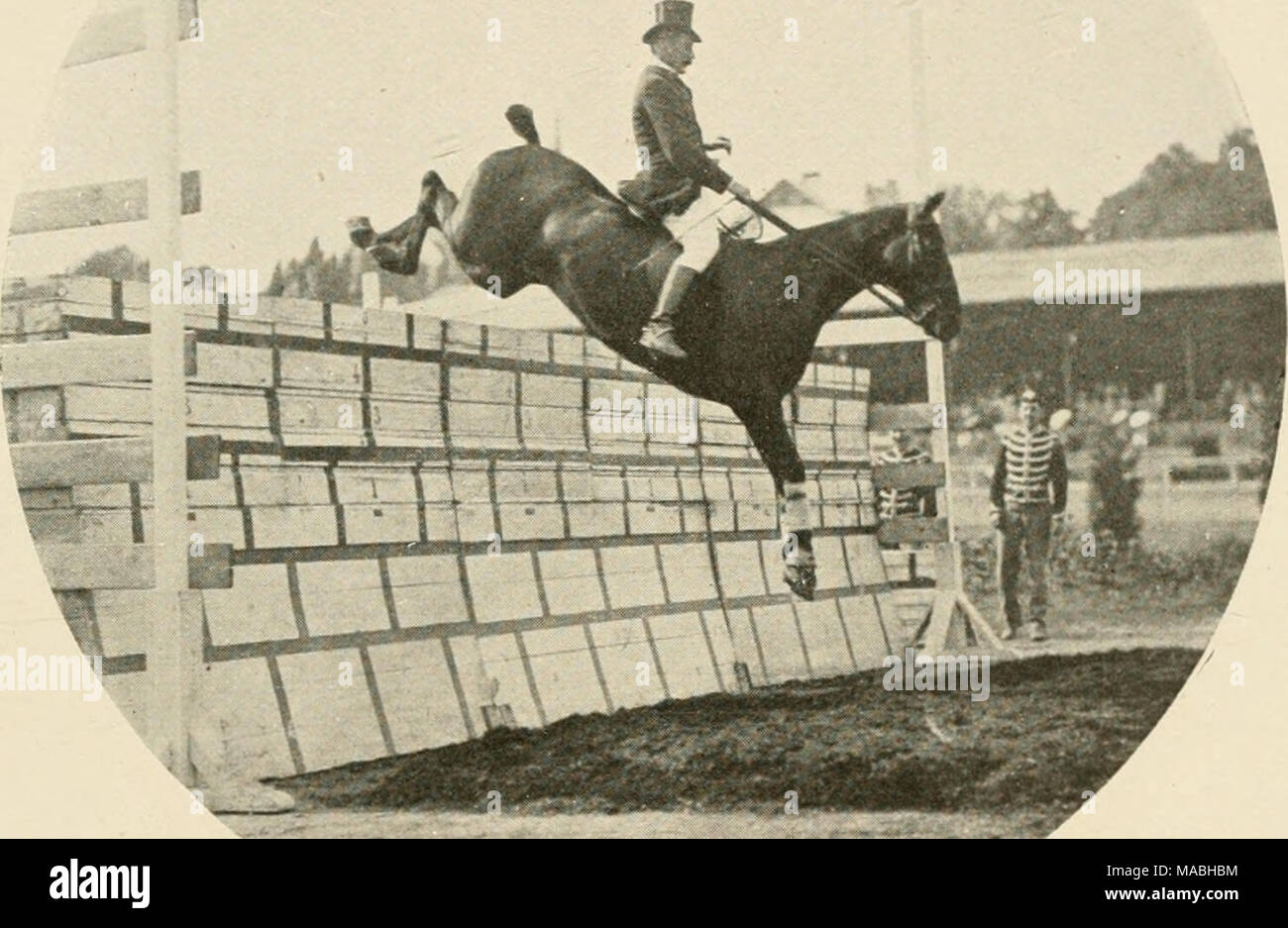 . Dressage en libertÃ© du cheval d'obstacles . lATADOR DANS LK CHAMPIONNAT EN HAUTEUR DK SPA du recueillement de milliers de spectateurs, le capitaine Crousse, grisÃ© par les applaudissements, eut la belle folie d'essayer de passer la barre Ã 2â¢50. Des deux cÃ´tÃ©s des poteaux, elle fut attachÃ©e solidement par deux cordes tenues en main par M. Xavier Riant d'un cÃ´tÃ©, de l'autre par M. Henri Leclerc. Stock Photo