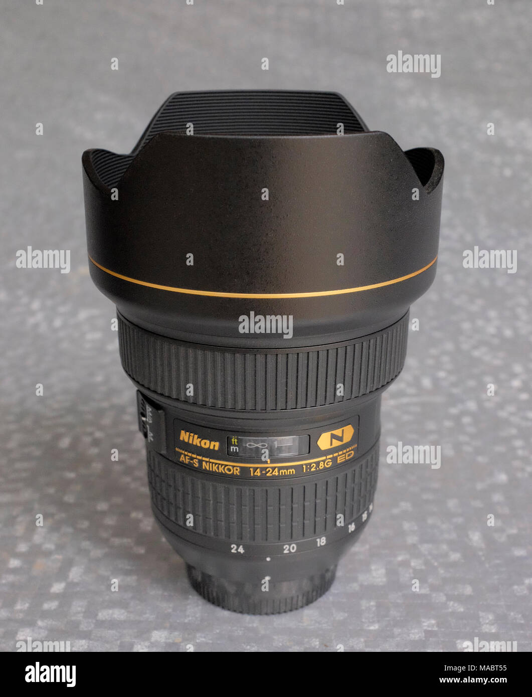 nikon nikkor 14-28mm f/2.8 zoom lens for nikon film and digital cameras  Stock Photo - Alamy