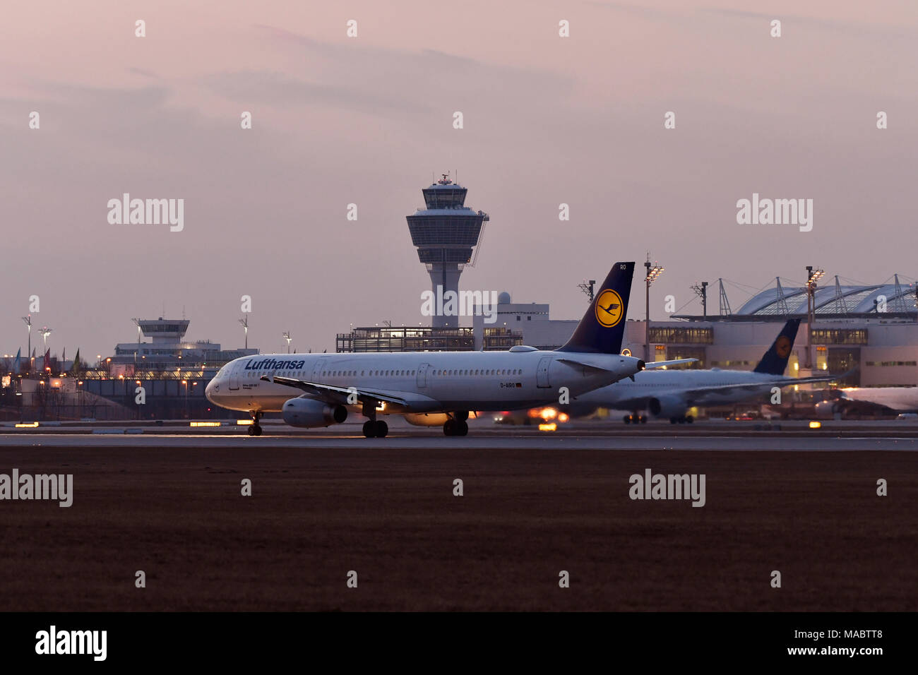Lufthansa, Airbus, A321-100, A321, 100, Runway, Traffic, Aircraft, Sun ...