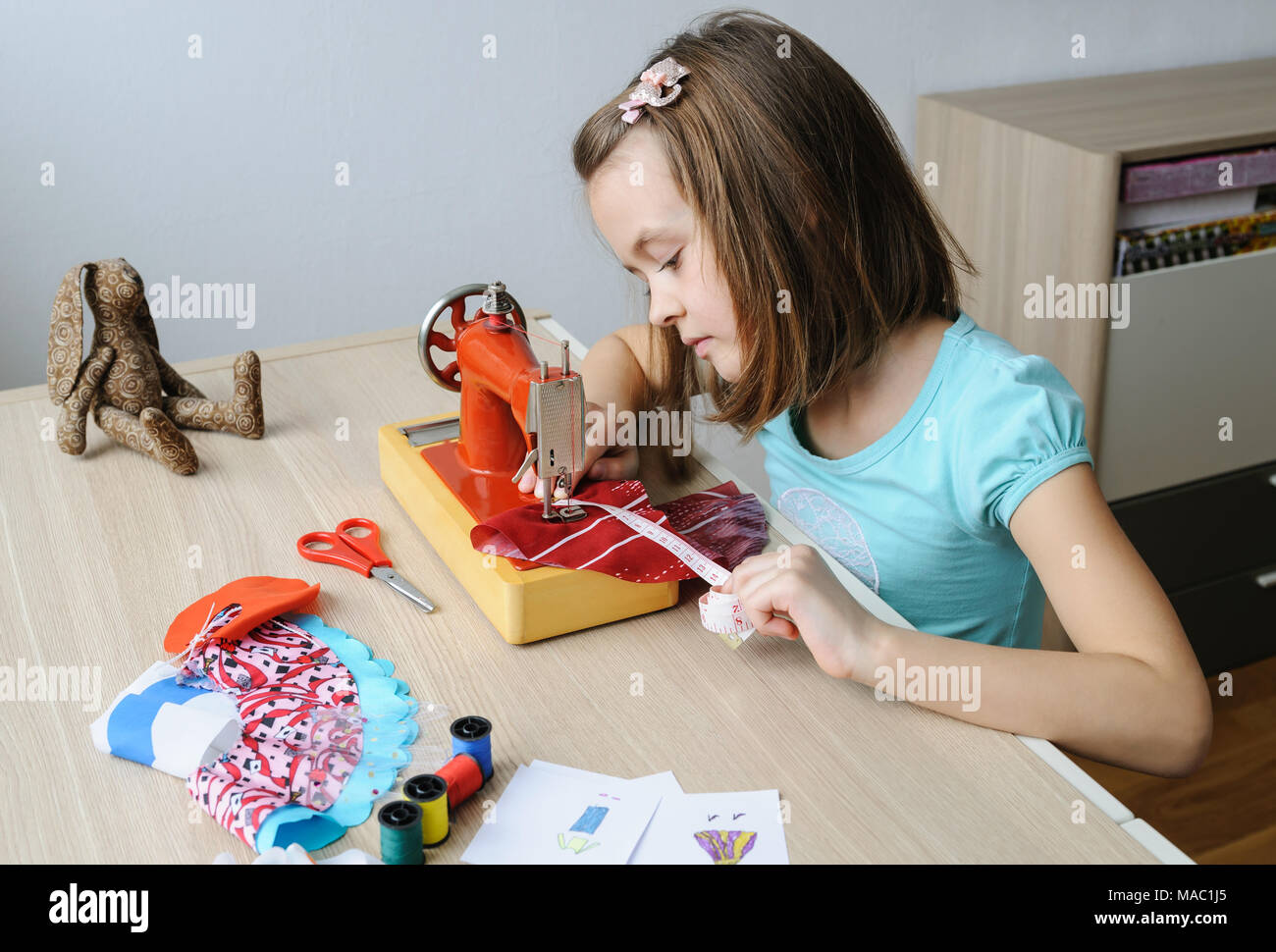 Девушка со швейной машинкой. She is machine. Белье в машинке. Швея. Девушка за швейной машиной.