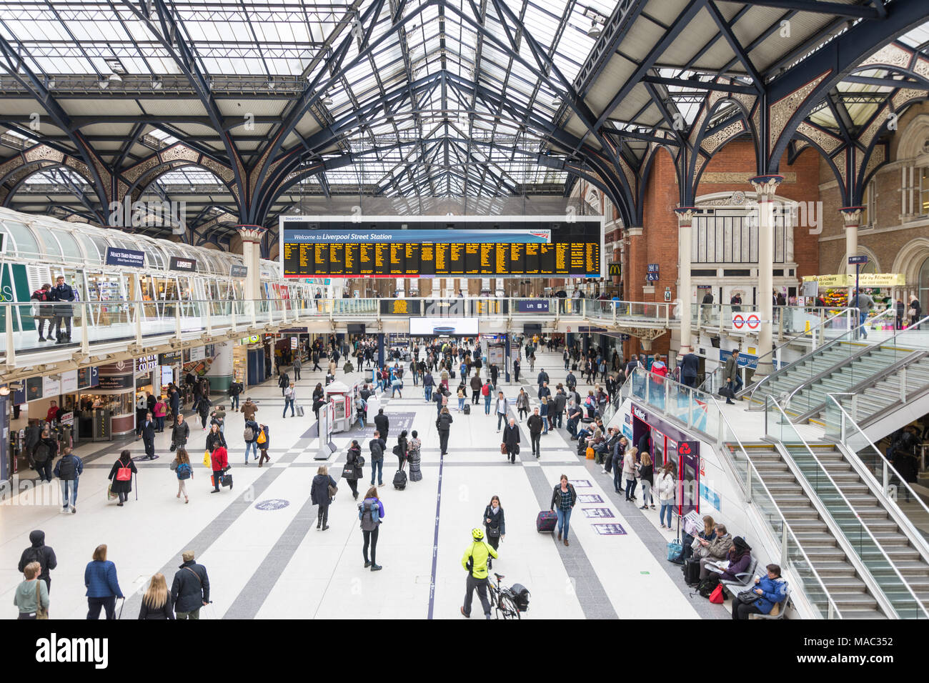 Liverpool Street Station, London. Main concourse with departures board and commuters Stock Photo