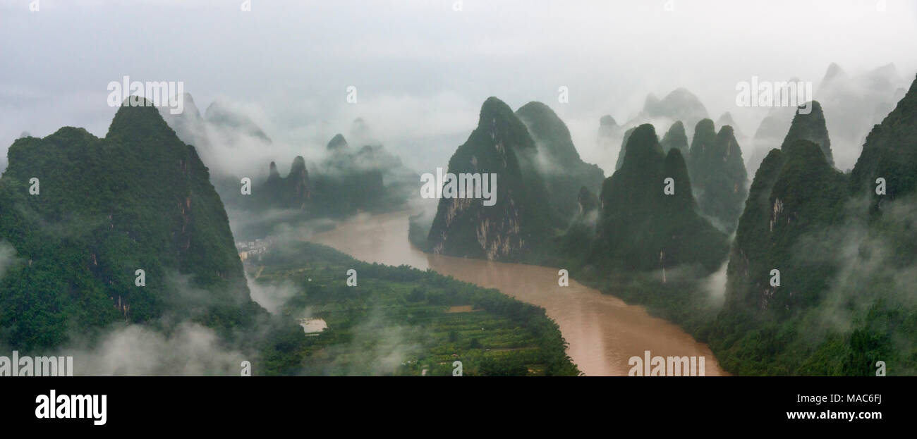 Li River and limestone hills in mist, Yangshuo, Guangxi, China Stock Photo